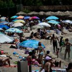 Γεμάτες οι παραλίες της Αττικής για μια ανάσα δροσιάς μέσα στον... «καύσωνα» του Ιουνίου