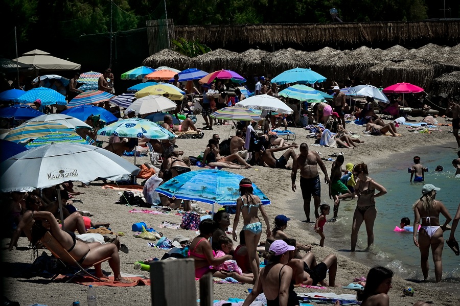 Γεμάτες οι παραλίες της Αττικής για μια ανάσα δροσιάς μέσα στον... «καύσωνα» του Ιουνίου