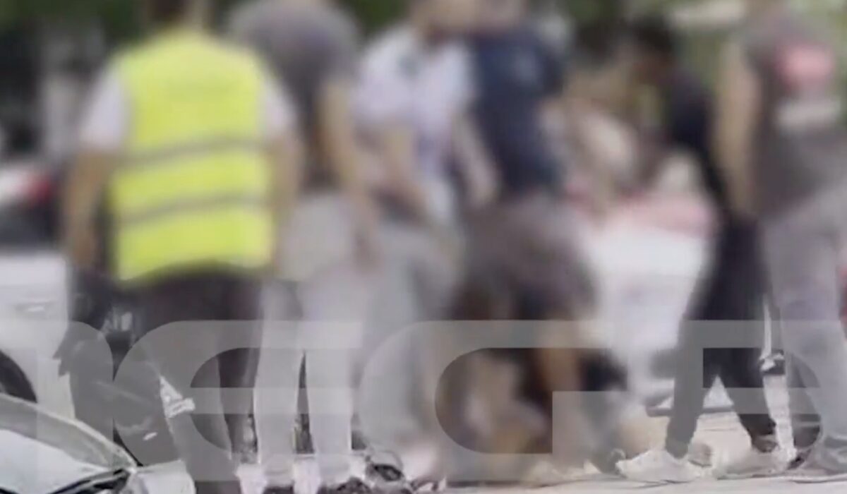 Καλλιθέα: «Τον χτυπούσε με το ρόπαλο και δεν σταματούσε» – Βίντεο από τον άγριο ξυλοδαρμό των δύο νεαρών