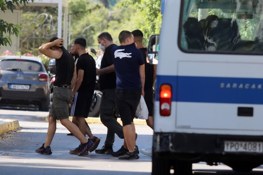 Καλλιθέα: Από το «τι έχει συμβεί» της μητέρας στο «εγώ τον μαχαίρωσα» του 17χρονου δράστη