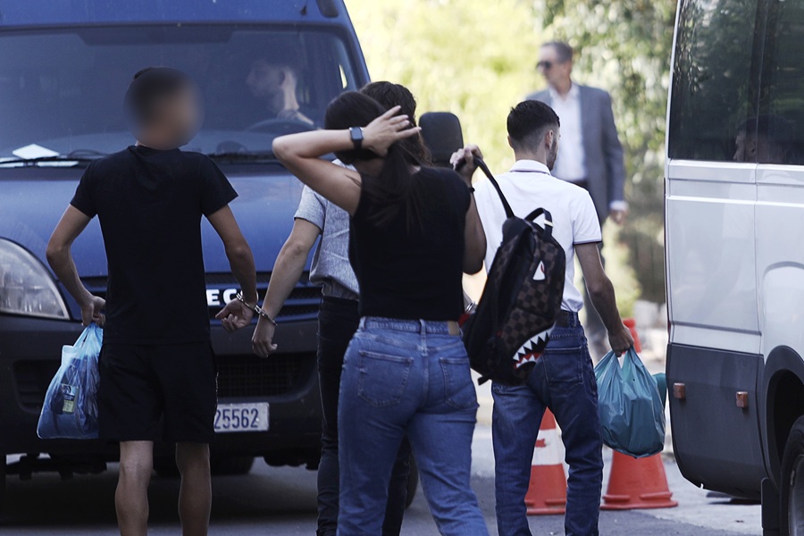 Στον εισαγγελέα οι επτά συλληφθέντες για τη δολοφονία του 15χρονου στην Καλλιθέα (βίντεο)