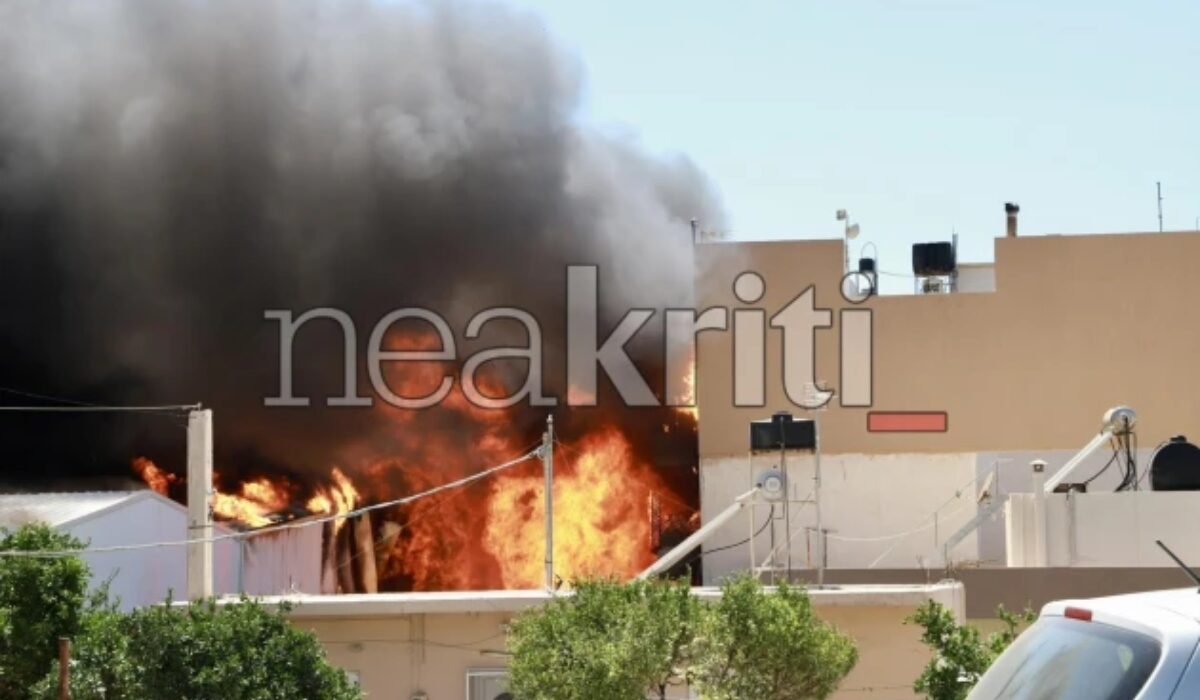 Μεγάλη φωτιά σε εργοστάσιο στο Ηράκλειο – Καίγονται και σπίτια (βίντεο)