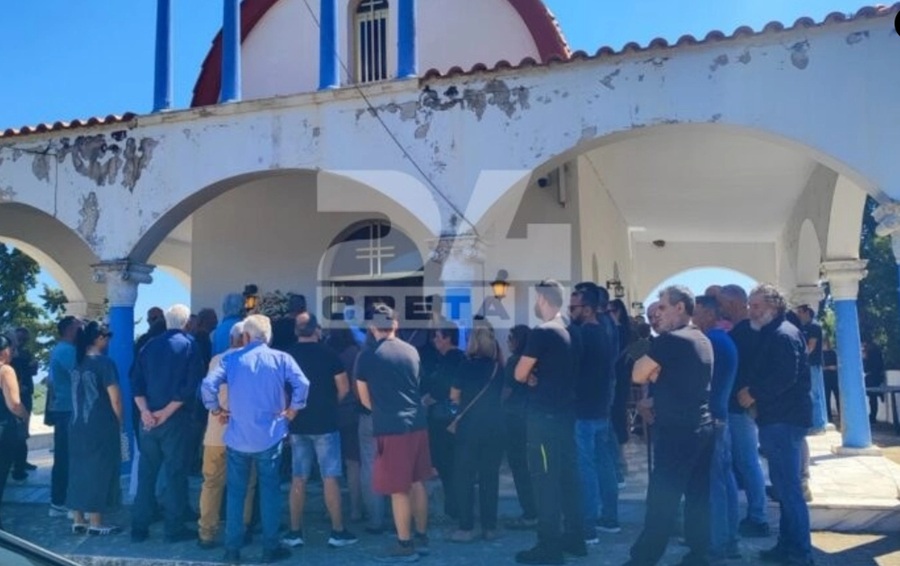 Γυναικοκτονία στα Χανιά: Θρήνος και οργή στην κηδεία της 45χρονης Σταυρούλας στο Βαρύπετρο (εικόνες)