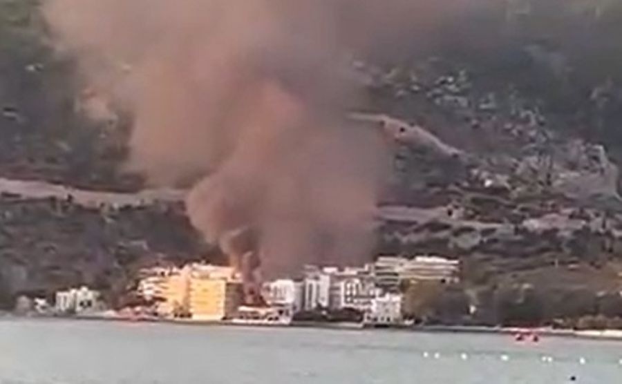 Φωτιά στο Λουτράκι – Σε εγκαταλελειμμένο ξενοδοχείο (Εικόνες, Βίντεο)