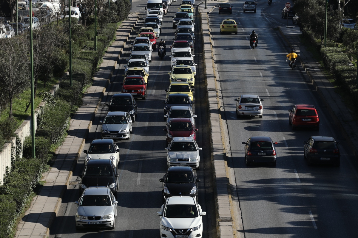 Οδηγός προκάλεσε καραμπόλα στην Μεσογείων και πήγε να την… κοπανίσει με λεωφορείο