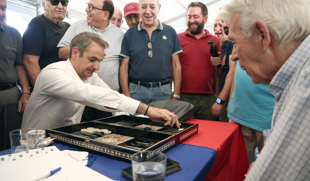 Ο Μητσοτάκης έπαιξε τάβλι στη Νέα Σμύρνη – Το μήνυμα για τις «εξάρες»