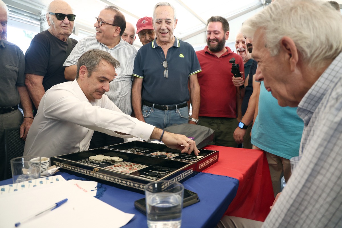 Προφίλ «το παιδί του λαού» με… τάβλι στο καφενείο (Βίντεο)