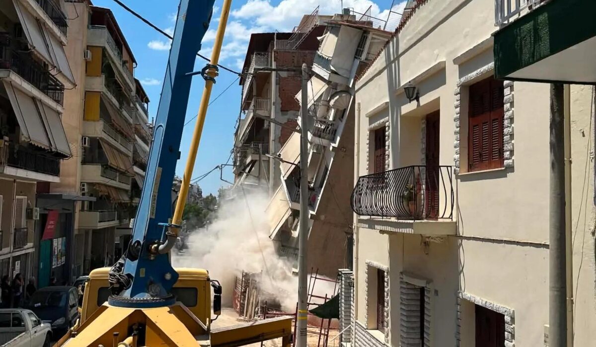 Πετράλωνα: Καρέ καρέ η κατάρρευση της πολυκατοικίας – Συγκλονιστικές εικόνες