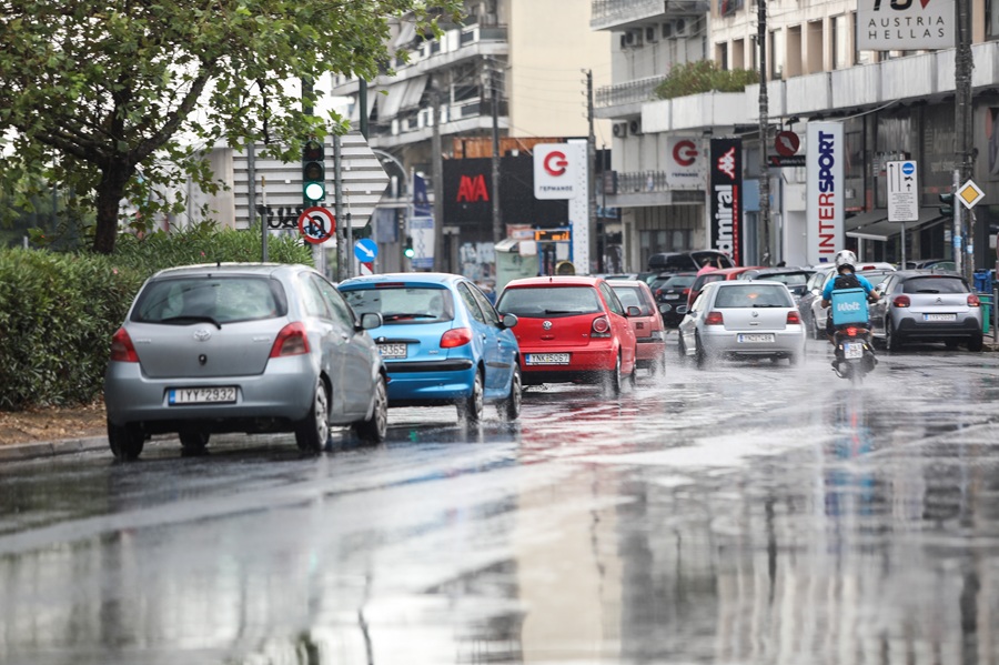 Ώρα κακοκαιρίας για την Αττική: Βροχές και καταιγίδες τις επόμενες ώρες, αλλά με ζέστη – Live χάρτης featured image