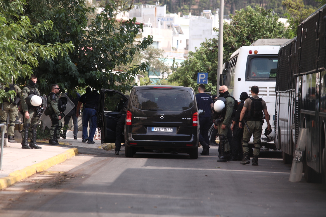 Στο μικροσκόπιο της ΕΛΑΣ η «ομάδα κρούσης» για τη Marfin – Ο «ψηλός», ο «καθοδηγητής» και η «ασύλληπτη»
