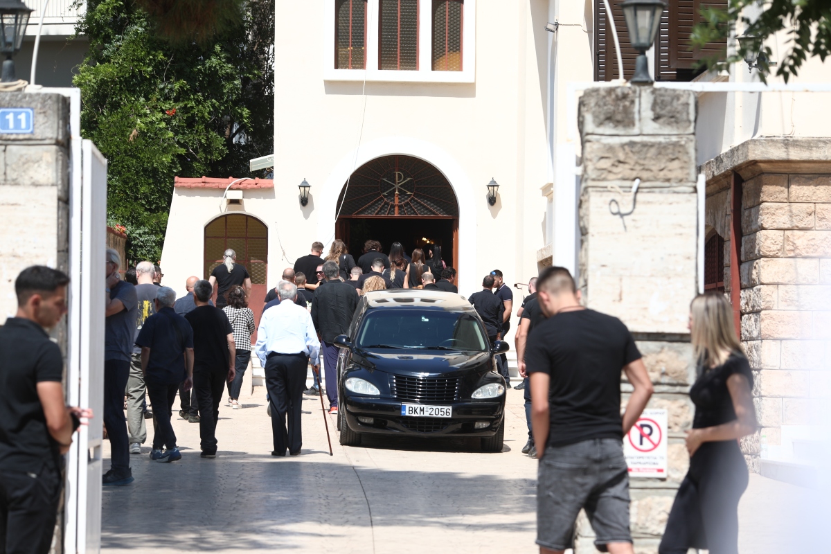 Το τελευταίο «αντίο» στον Λορέντζο Καριέρε – Εικόνες από την κηδεία του