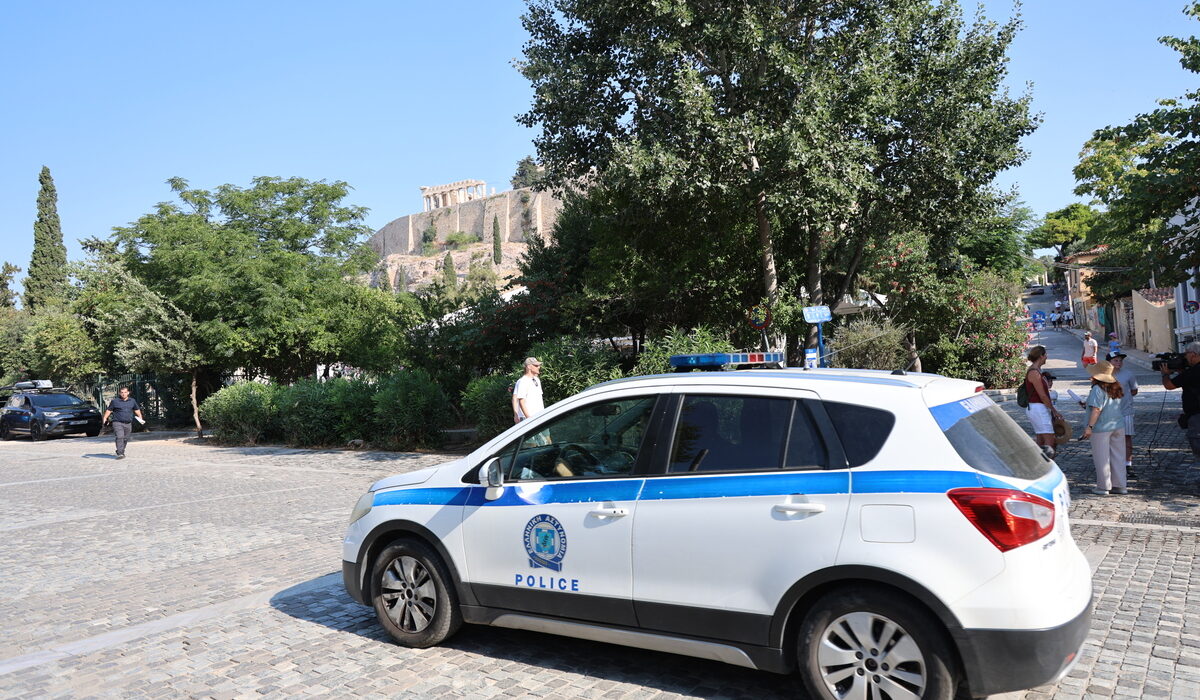 Επίθεση με μαχαίρι σε τουρίστες στην Ακρόπολη: Δίωξη για απόπειρα ανθρωποκτονίας από πρόθεση στον 60χρονο
