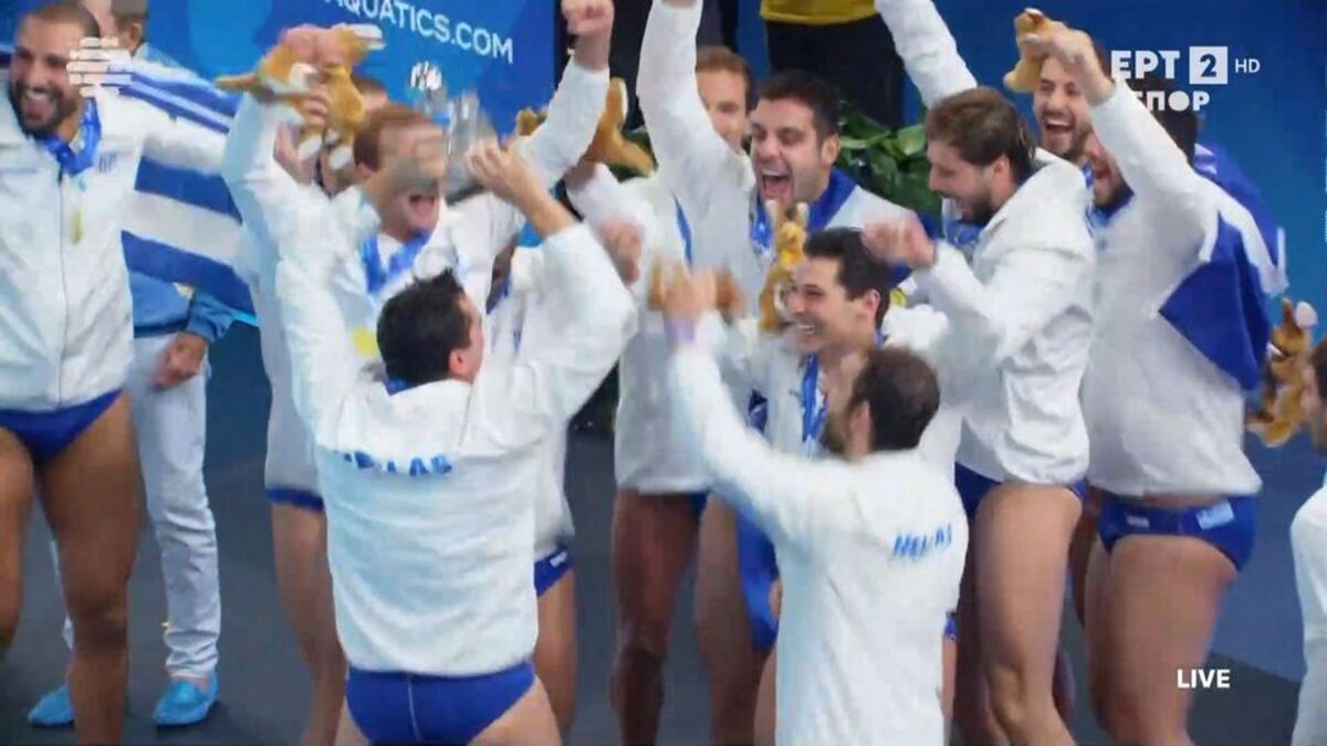 Η γαλανόλευκη στην κορυφή του κόσμου στο πόλο – Καρέ καρέ η απονομή στα «χρυσά παιδιά» του Θ. Βλάχου