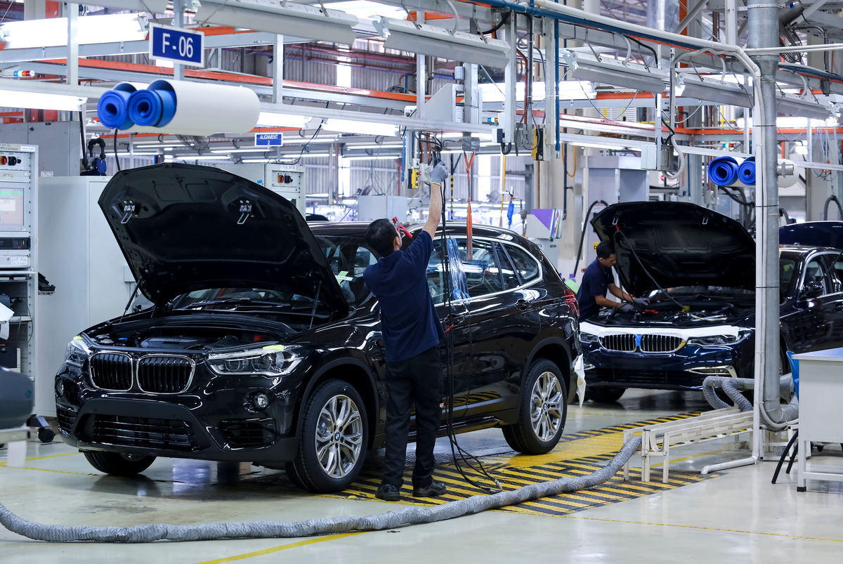 Υπό πίεση η BMW από τον κινεζικό ανταγωνισμό – «Ψαλίδι» 8.000 θέσεων εργασίας στη Γερμανία