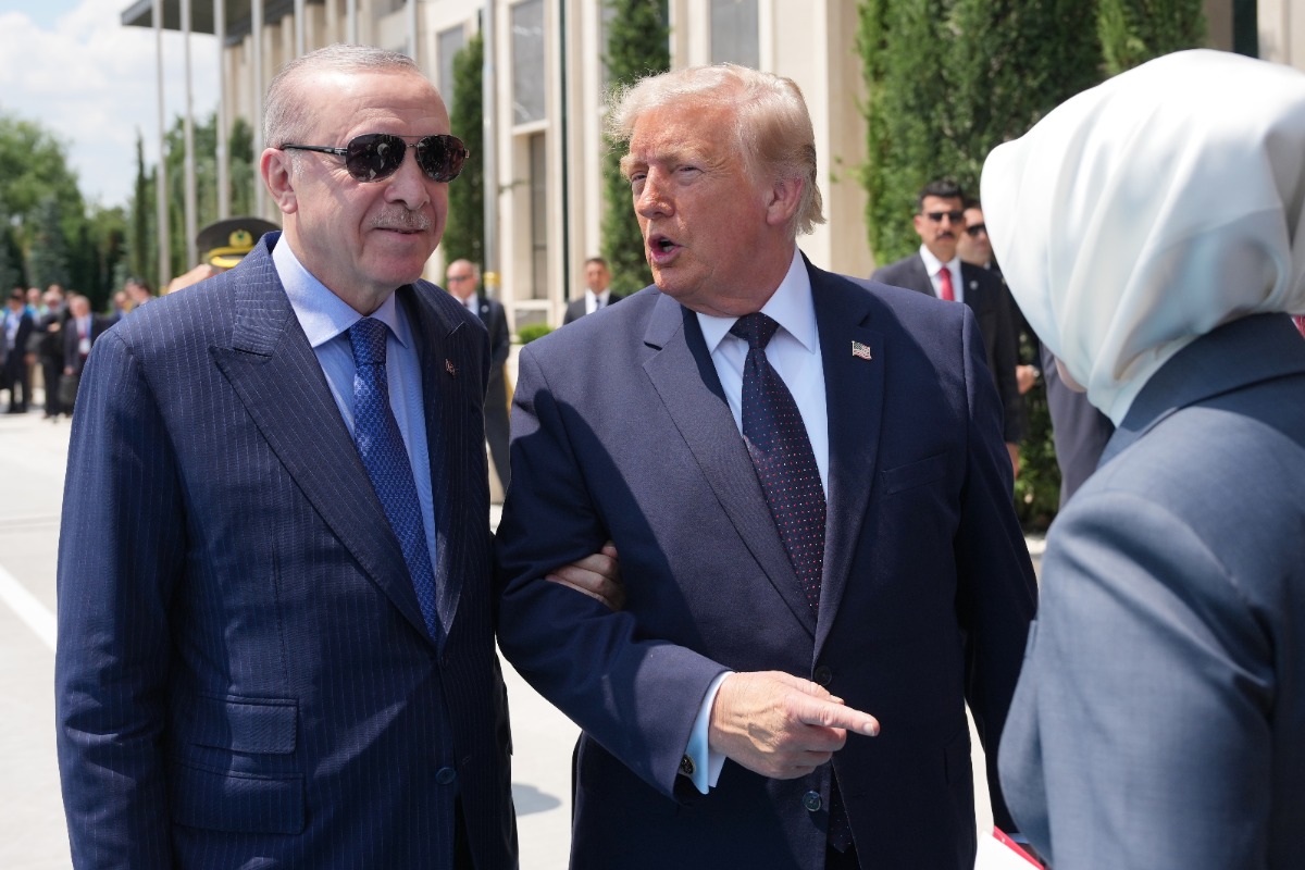 Σύνοδος ΝΑΤΟ: Αλά μπρατσέτα Τραμπ με Ερντογάν στην Άγκυρα – Η έφιππη συνοδεία, οι κανονιοβολισμοί (Εικόνες, βίντεο)