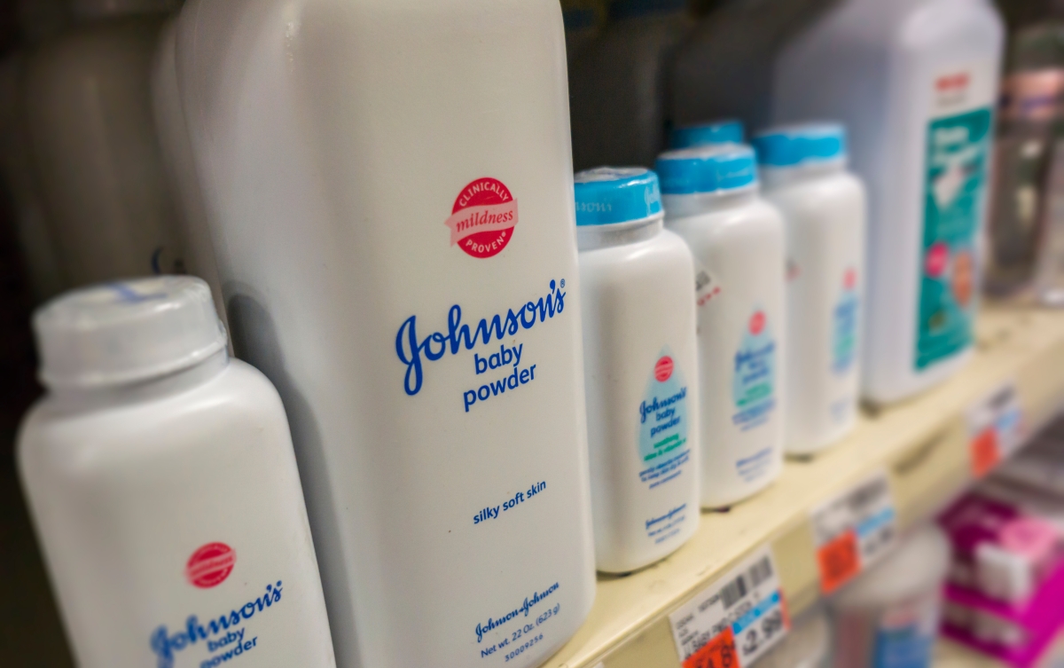 Συμφωνία ορόσημο για την Johnson & Johnson – Πληρώνει 5,5 δισ. για να «κλείσει» τις υποθέσεις που συνδέουν την πούδρα ταλκ με καρκίνο