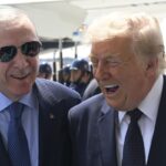 Ο Τραμπ συνομιλεί με τον Ερντογάν κατά την άφιξή του στην Άγκυρα.