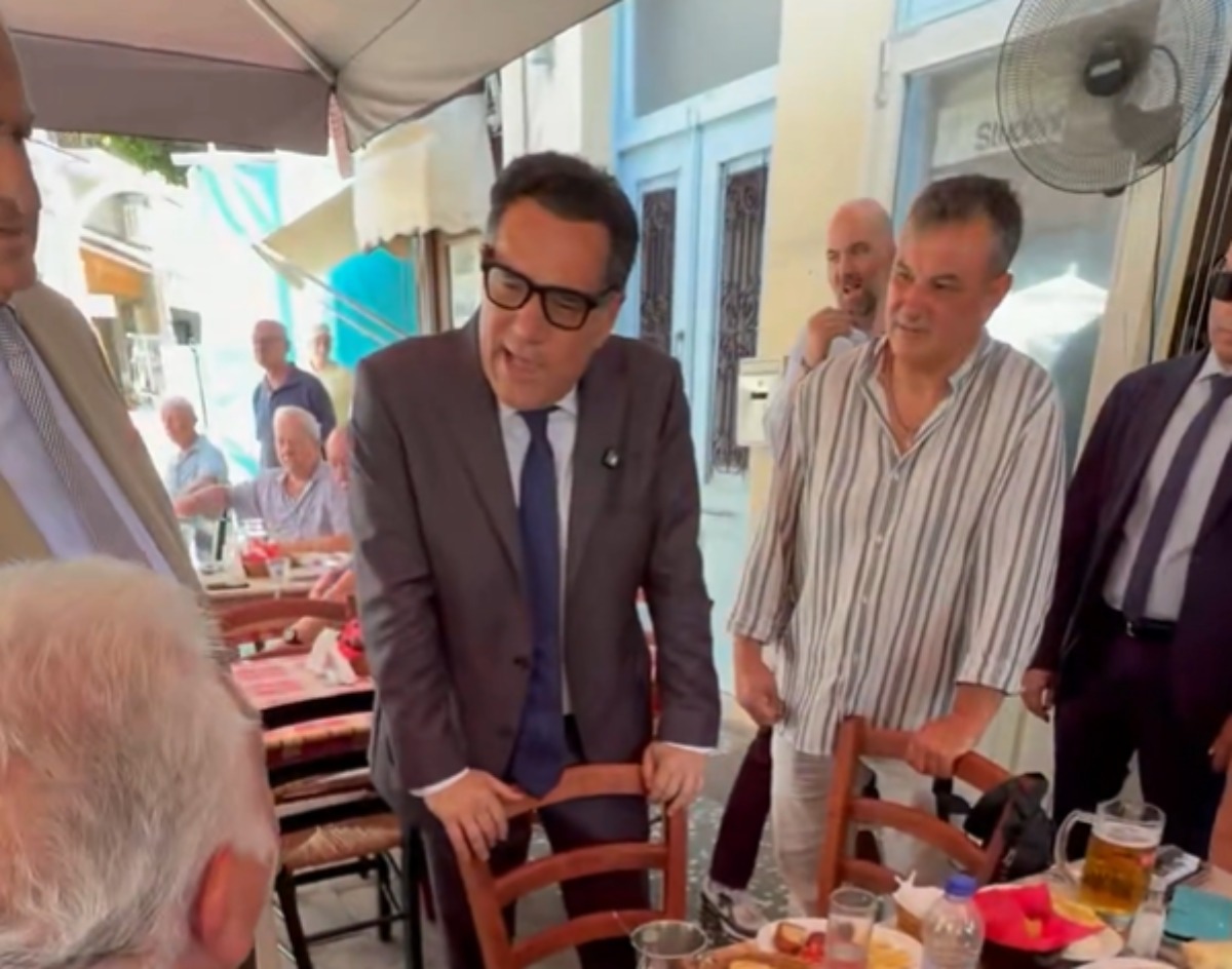 Έντονοι διάλογοι του Άδωνι με πολίτες σε καφετέρια στη Λήμνο (βίντεο)