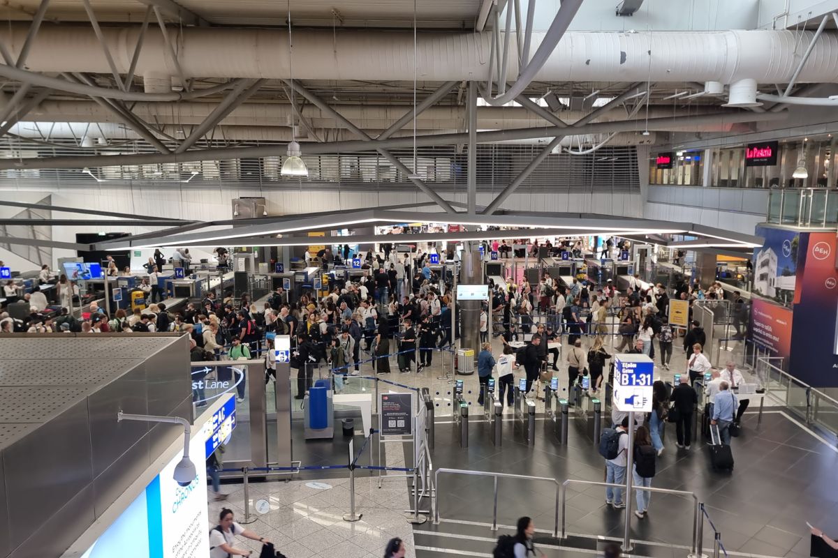 «Το αεροδρόμιο της Αθήνας είναι κορεσμένο»: Γιατί έχει τόσες καθυστερήσεις