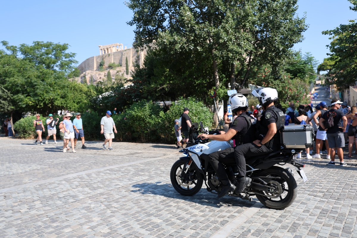 «Πήγε να σφάξει τη γυναίκα» – Με σοβαρά ψυχιατρικά προβλήματα ο δράστης της επίθεσης στην Ακρόπολη (Βίντεο)