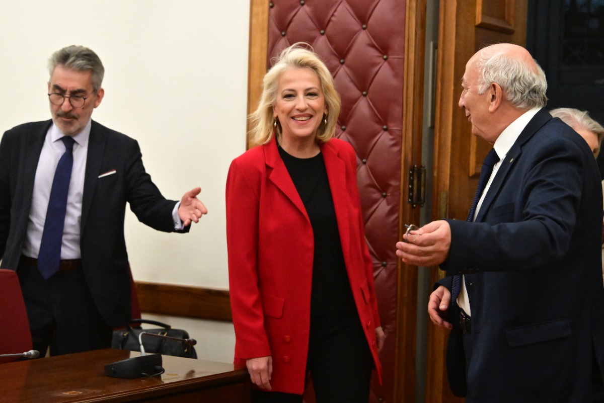 Πρόεδρος του ΣΥΡΙΖΑ εξελέγη η Ρένα Δούρου με 7 ψήφους: «Να αγαπάς την ευθύνη» (Εικόνες)