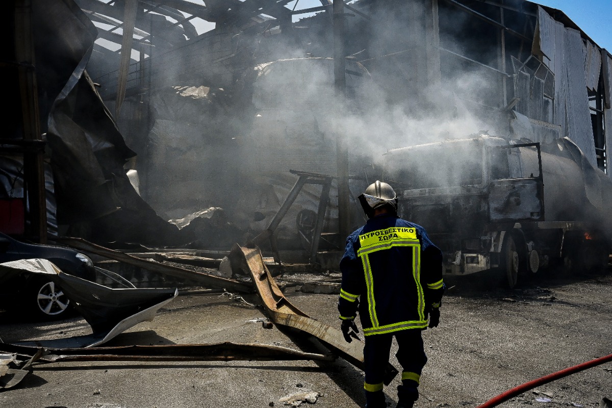 Έκρηξη στα Εξαμίλια: Τρεις συλλήψεις για τη φονική πυρκαγιά στο εργοστάσιο