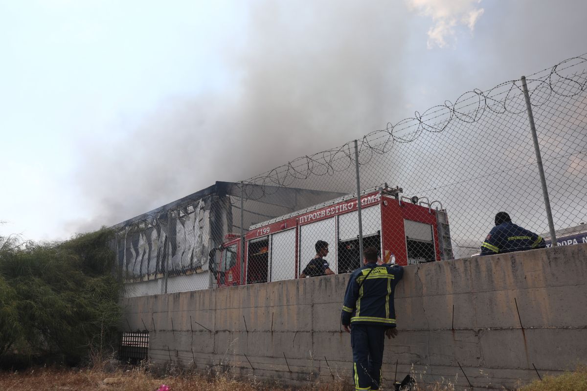 «Βγάλαμε εμείς τους εργαζόμενους από τα εργοστάσια» – Καταγγελίες για εργοδότες μετά τη φωτιά στον Ασπρόπυργο
