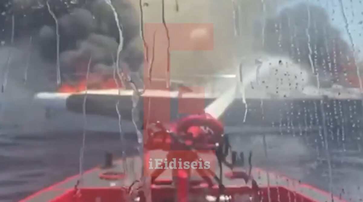 φωτιά σε γιοτ στην Παλαιά Φώκαια
