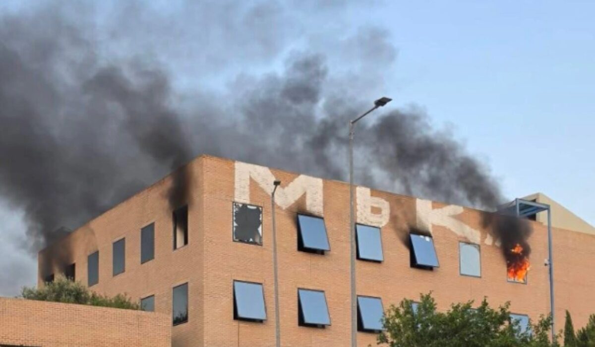 Υπό μερικό έλεγχο η φωτιά στο Ολυμπιακό Χωριό, σε εγκαταλειμμένο κτίριο (Εικόνες)