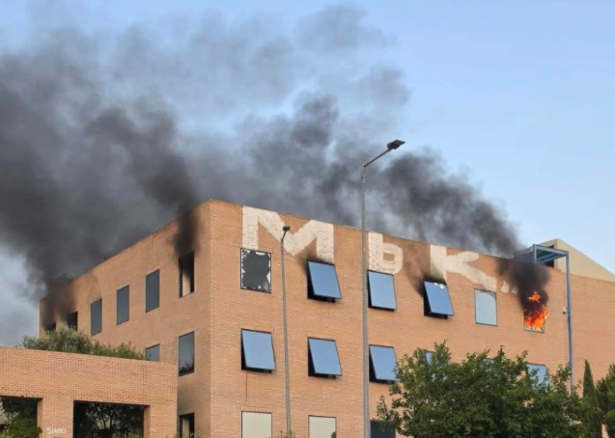 Υπό μερικό έλεγχο η φωτιά στο Ολυμπιακό Χωριό, σε εγκαταλειμμένο κτίριο (Εικόνες)