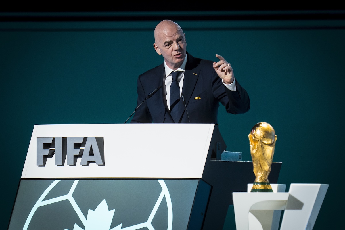 Ο πρόεδρος της FIFA, Τζιάνι Ινφαντίνο, και το τρόπαιο του Παγκοσμίου Κυπέλλου