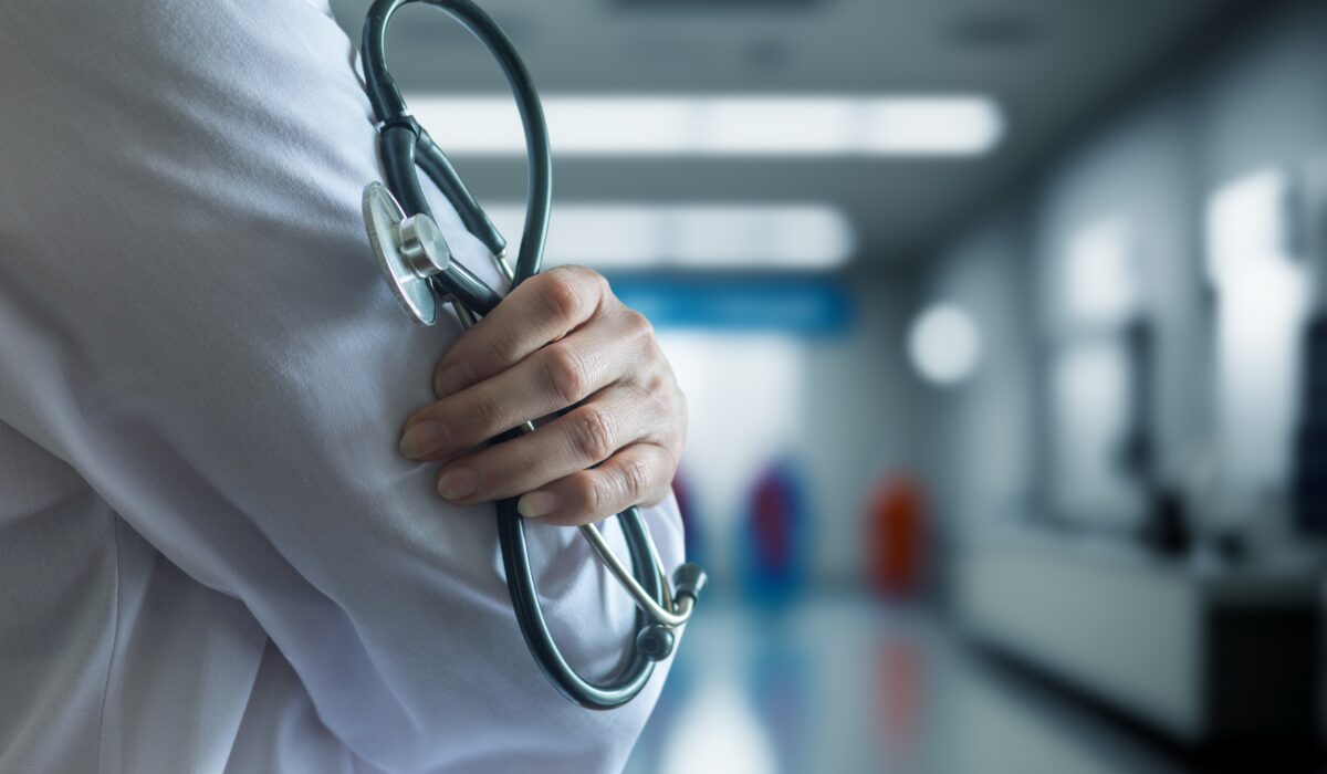 Ιστορική επέμβαση: Γιατροί μεταμόσχευσαν για πρώτη φορά την ωχρά κηλίδα χαρίζοντας σε τυφλή γυναίκα την όρασή της