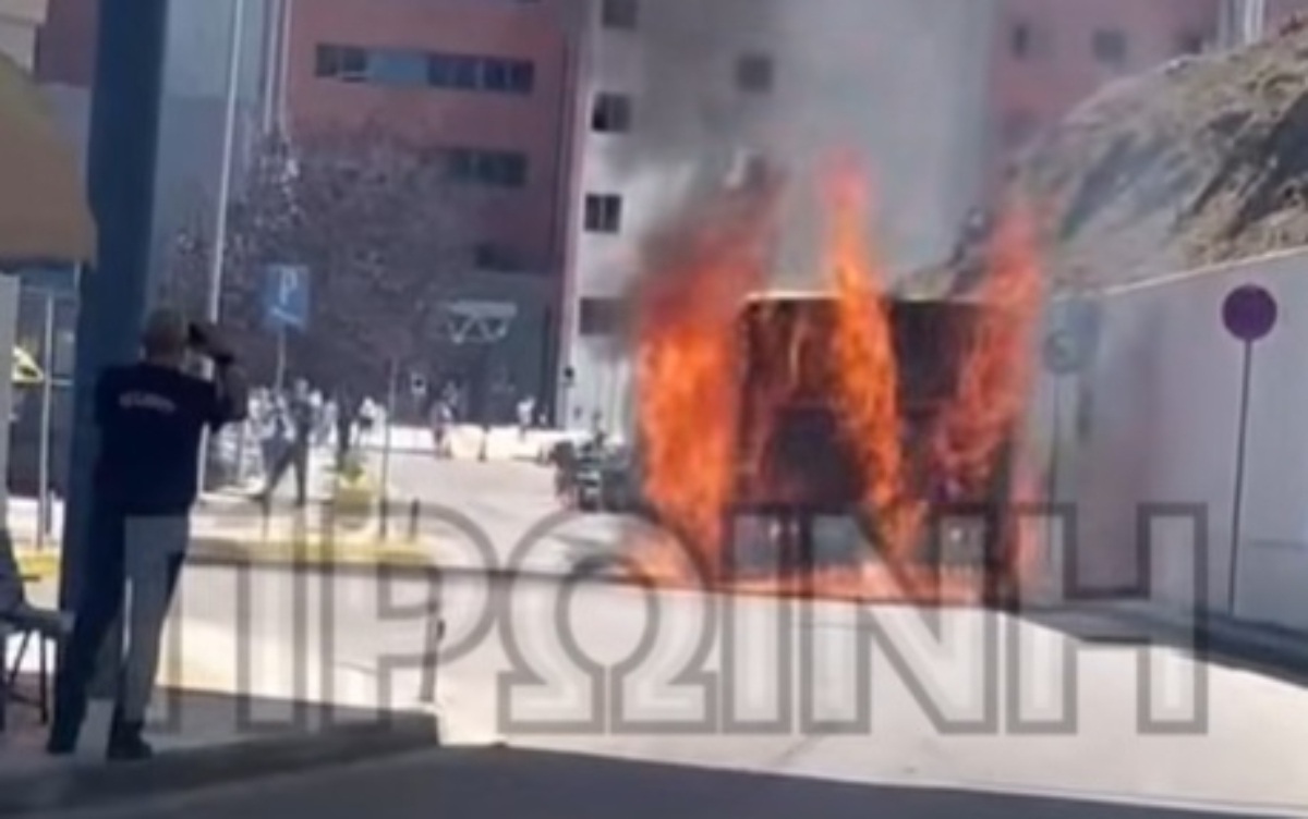 Αστικό λεωφορείο πήρε φωτιά μέσα στο νοσοκομείο Καβάλας – Βίντεο