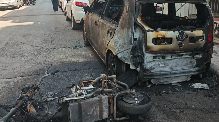 Κυψέλη: Αυτοκίνητο κάηκε ολοσχερώς από φωτιά που ξέσπασε σε ηλεκτρικό πατίνι (Βίντεο)