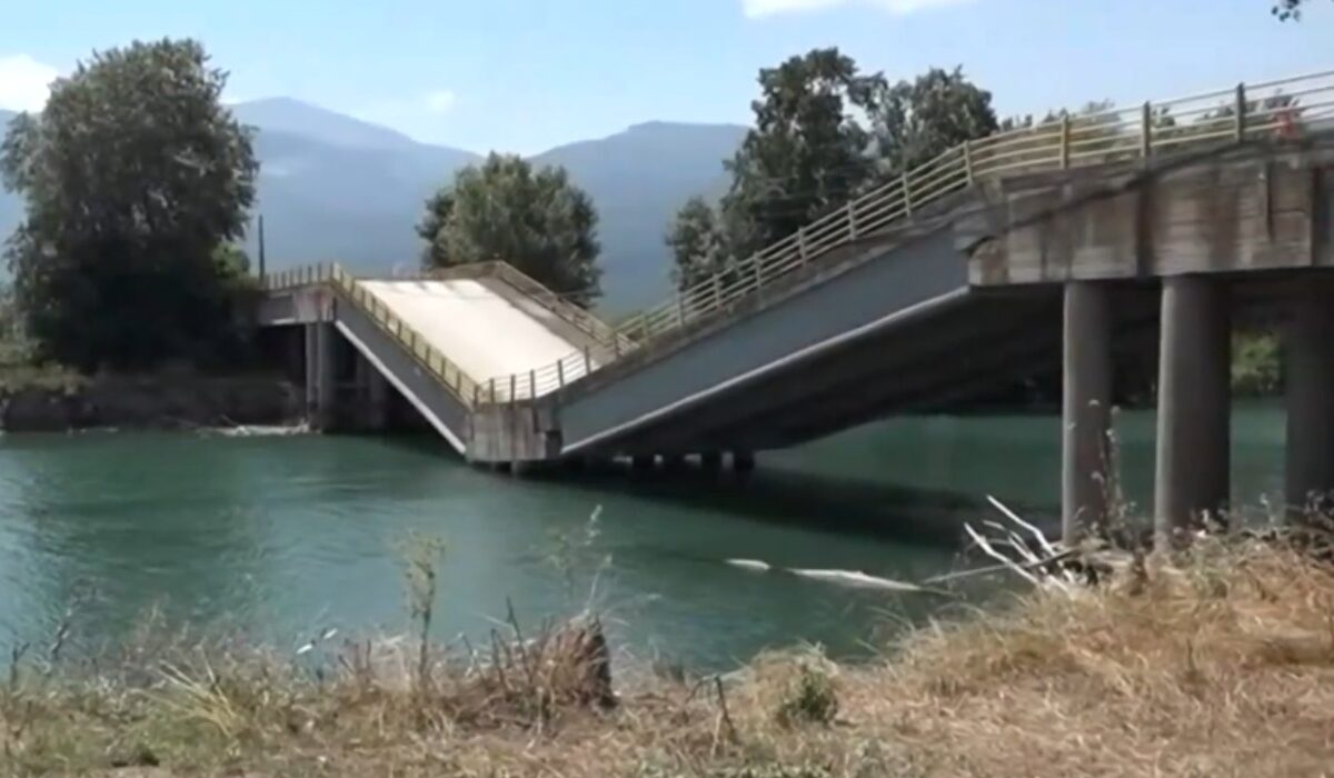 Λάρισα: Οδηγοί ρισκάρουν διασχίζοντας τη βυθισμένη γέφυρα του Παλαιόπυργου – Βίντεο
