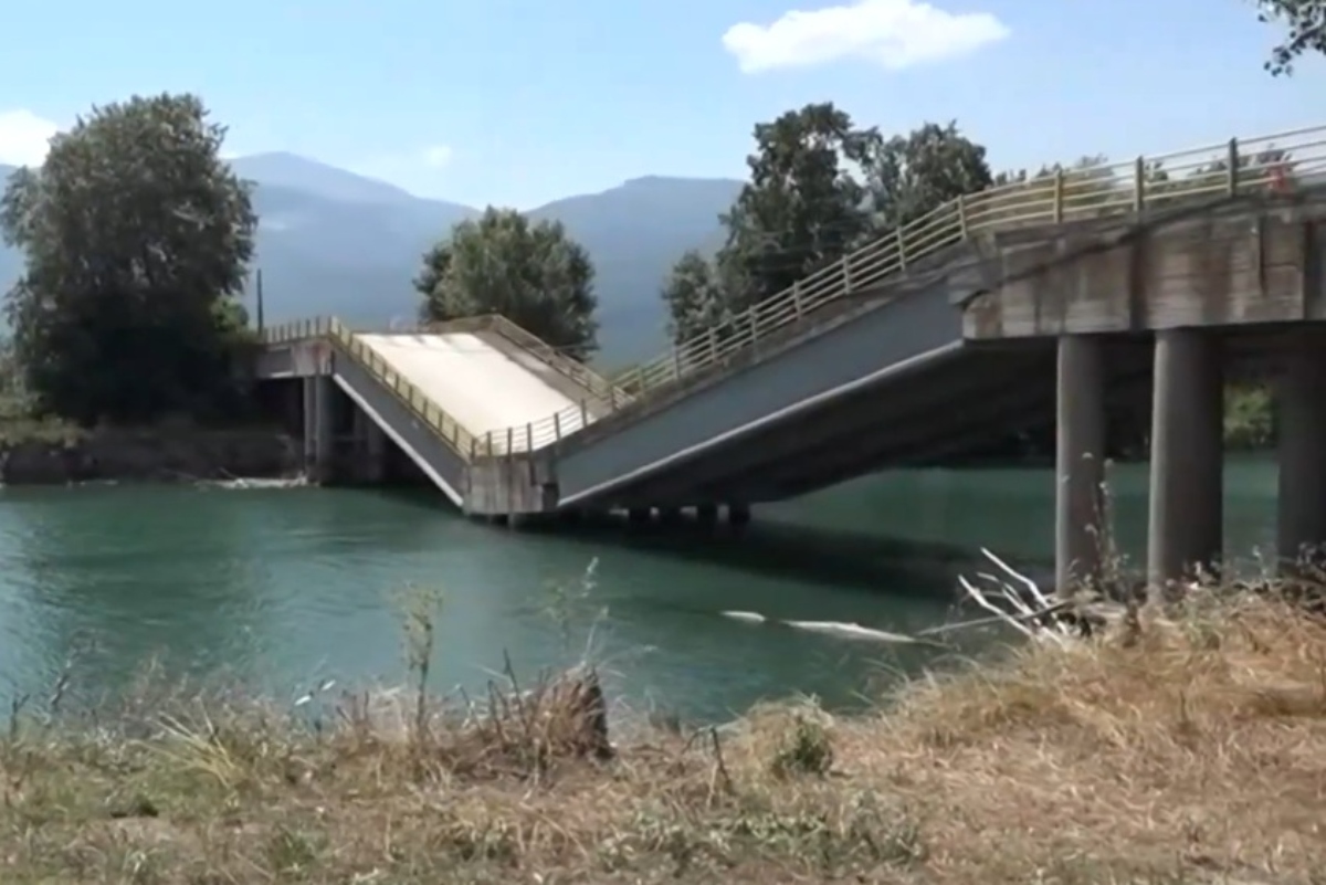 Λάρισα: Οδηγοί ρισκάρουν διασχίζοντας τη βυθισμένη γέφυρα του Παλαιόπυργου – Βίντεο