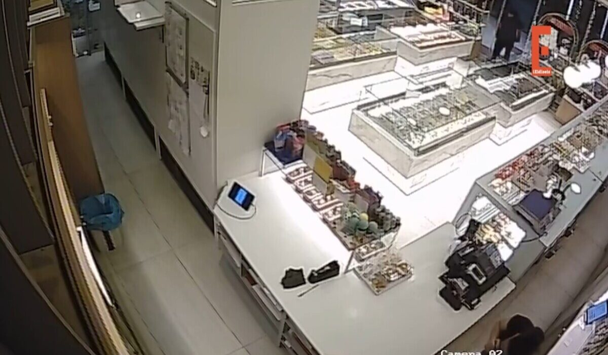 ΛΗΣΤΕΙΑ ΖΑΧΑΡΟΠΛΑΣΤΕΙΟ