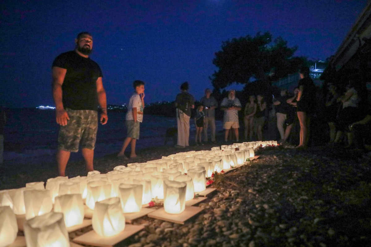 Μάτι: Τρισάγιο και πομπή στη μνήμη των 104 θυμάτων της φονικής πυρκαγιάς (Εικόνες, βίντεο)