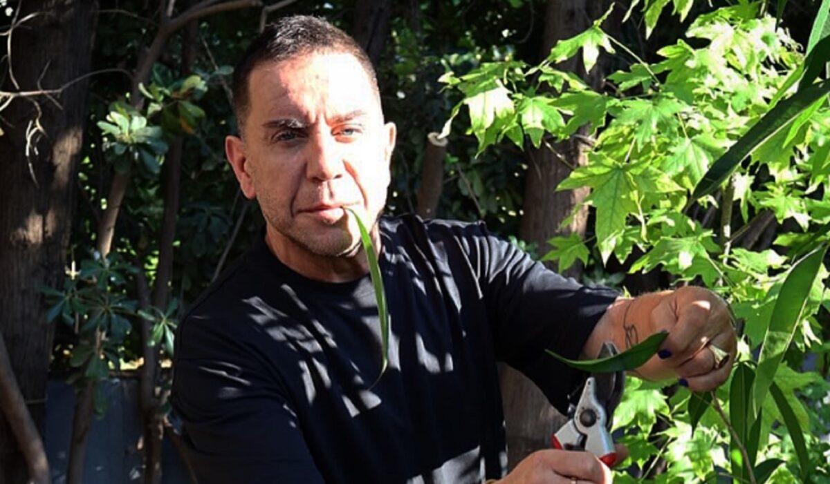 Ο Γιώργος Μαζωνάκης άφησε το μικρόφωνο κι έπιασε το κλαδευτήρι: «Αγρότης μόνος ψάχνει...»