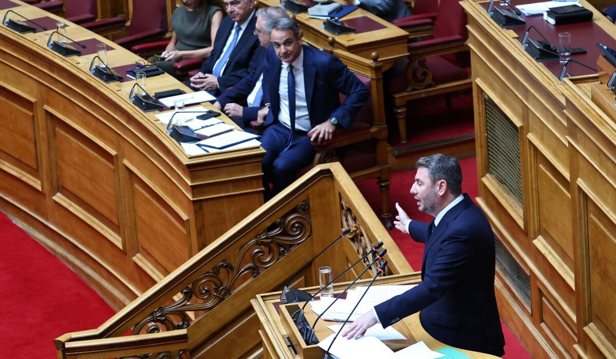 Κυριάκος Μητσοτάκης και Νίκος Ανδρουλάκης στη Βουλή