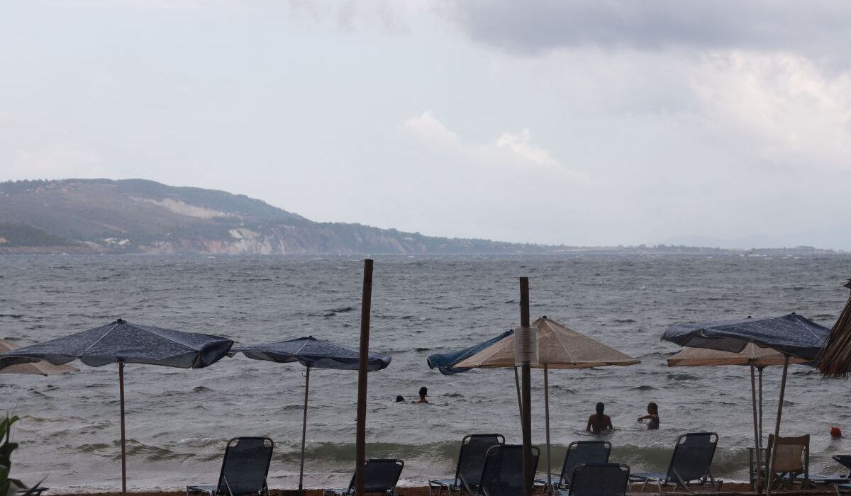 «Σπάνια» κακοκαιρία την Παρασκευή: Από χαλάζι έως υδροστρόβιλους
