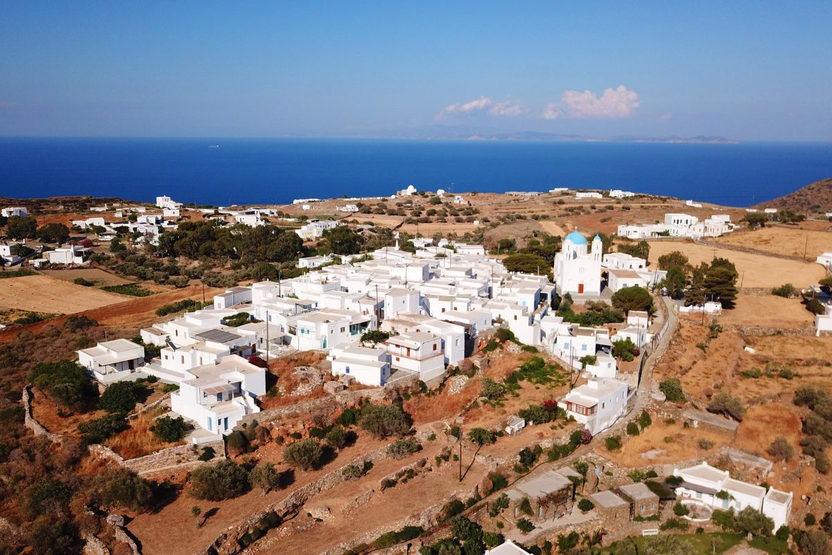 Η Πάρος στα όριά της: Το 5άστερο με τις 48 πισίνες που ξεσήκωσε το νησί