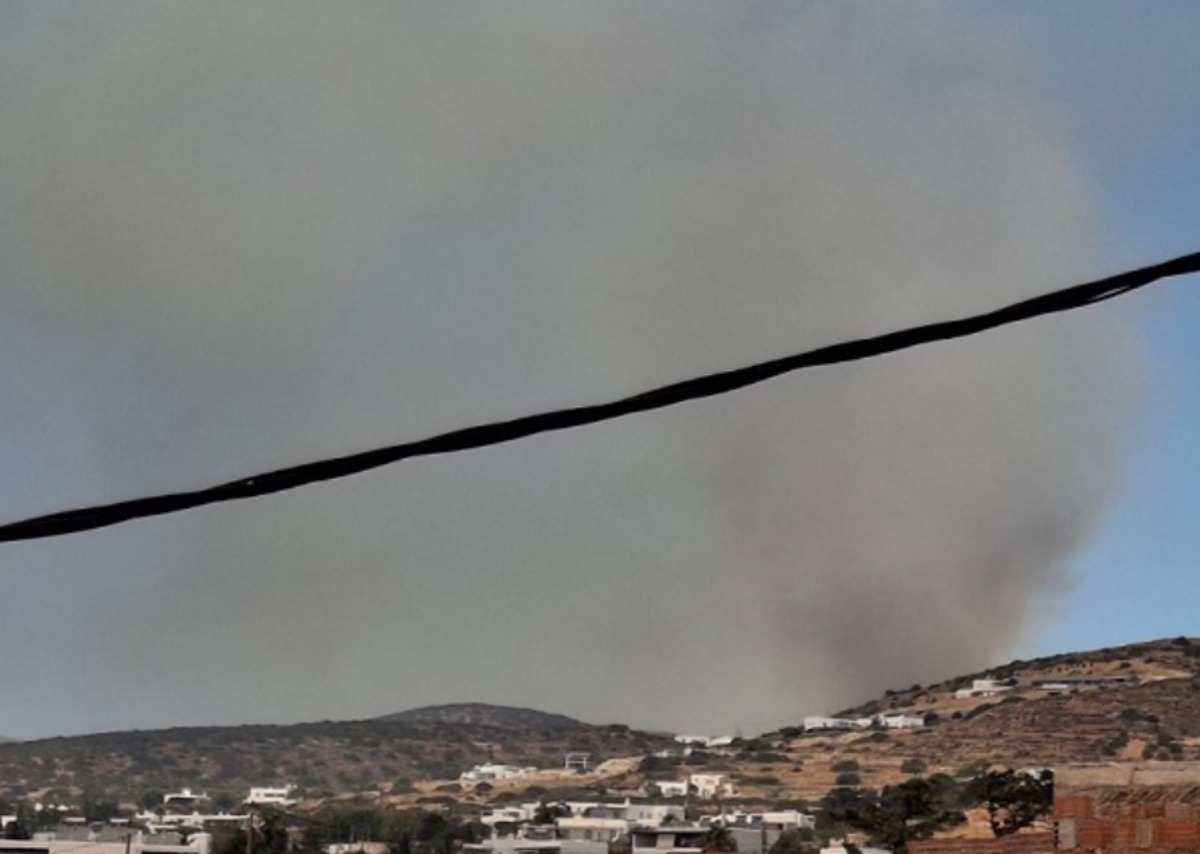 Συνεχίζει να καίει η φωτιά στη Πάρο: Εκκενώθηκαν 5 περιοχές- Στην μάχη 14 εναέρια μέσα