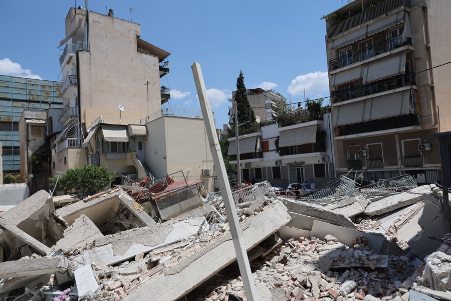 Πετράλωνα: Πραγματογνώμονες ερευνούν την κατάρρευση της πολυκατοικίας - Πώς αποφεύχθηκε η τραγωδία