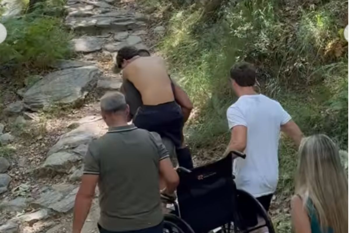 Ο Μάνος Μαλλιαρός κουβάλησε στην πλάτη του τον Σταύρο Φλώρο – Η βόλτα των δύο φίλων στην Καβάλα
