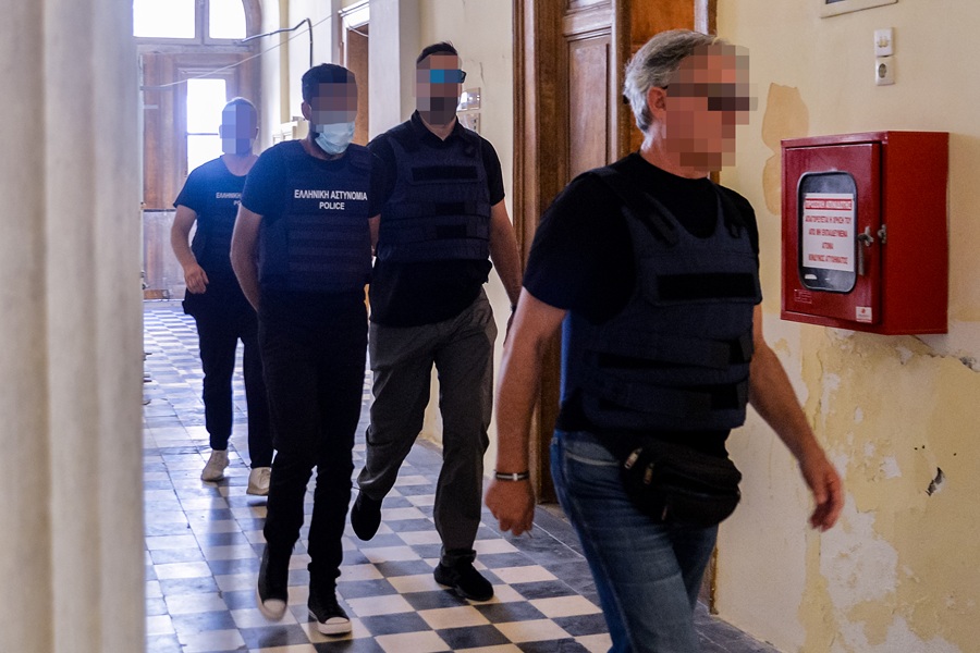 Σύρος: «Μπήκε γιατί δεν άκουσε συνομιλίες» – Η απολογία του 41χρονου και τα αναπάντητα ερωτήματα