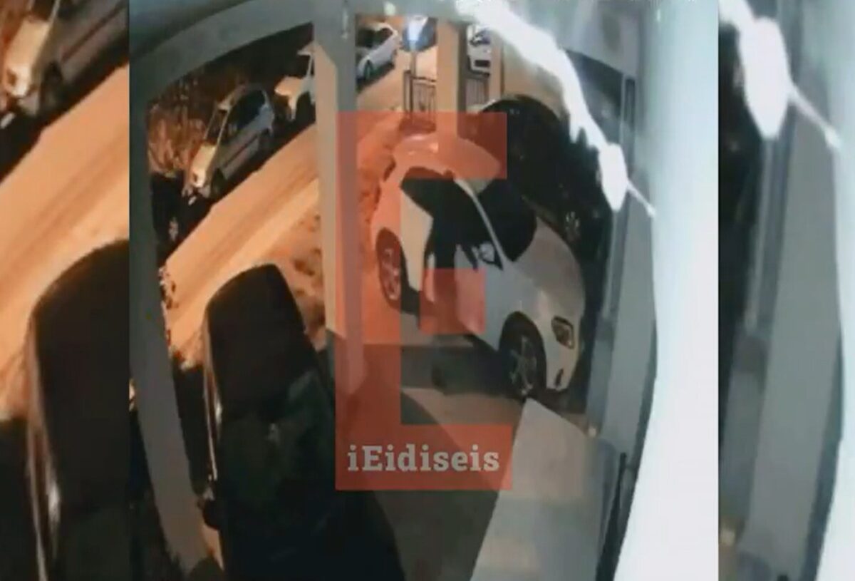 Θεσσαλονίκη: Η στιγμή που ένας από τους συλληφθέντες αφήνει τον εκρηκτικό μηχανισμό (Βίντεο)