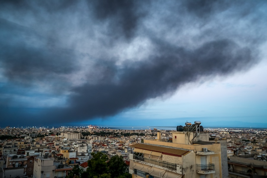 Πώς θα κινηθεί το τοξικό νέφος που «πνίγει» τη Θεσσαλονίκη: Ο κίνδυνος της βροχής και τι πρέπει να προσέξουν οι πολίτες