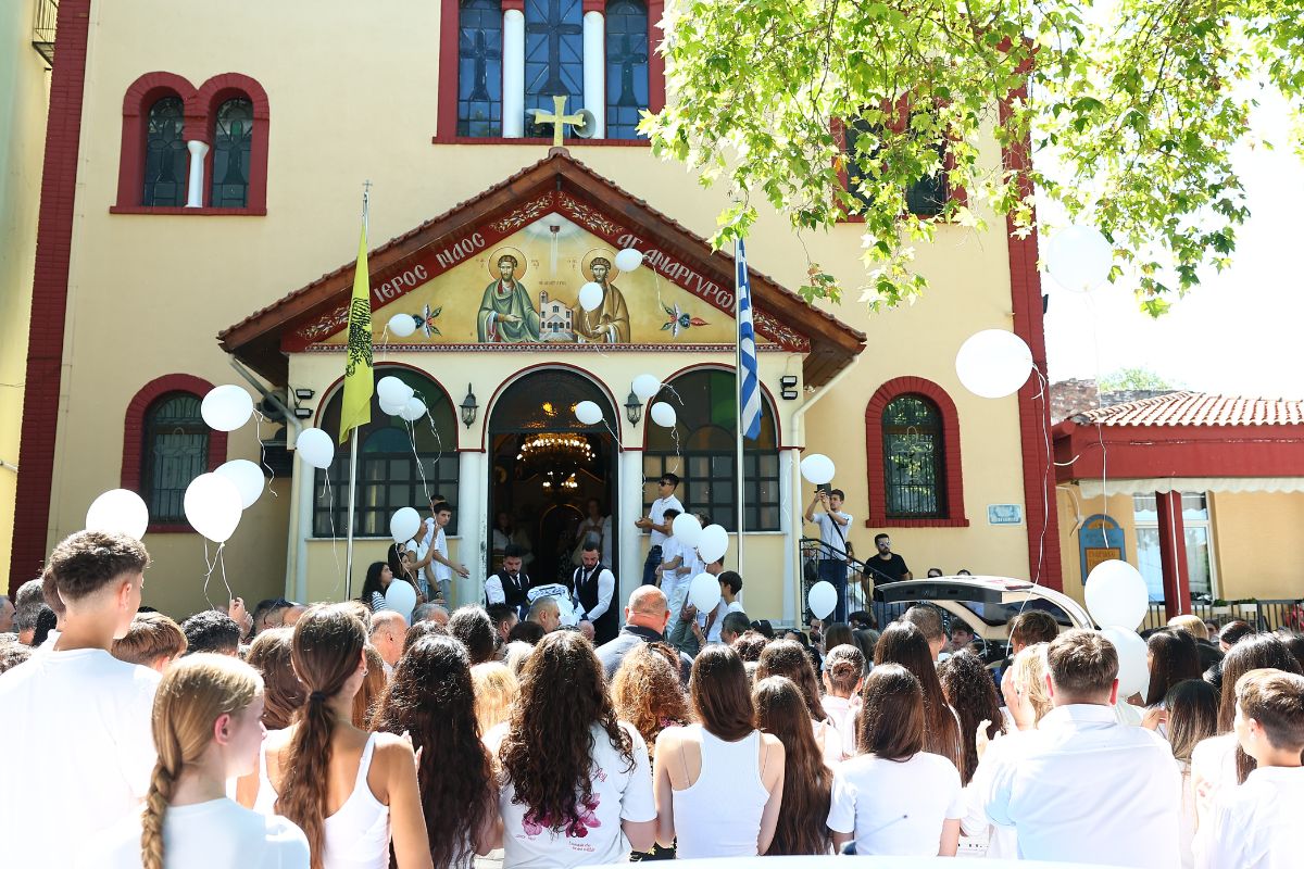 Θεσσαλονίκη: Με λευκά μπαλόνια αποχαιρέτησαν την 15χρονη αθλήτρια του ΠΑΟΚ οι συμπαίκτριές της