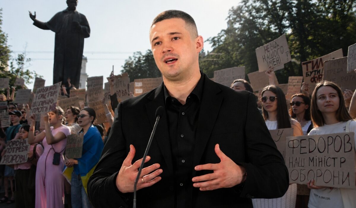 Οργή και μαζικές διαδηλώσεις στην Ουκρανία για την «καρατόμηση» του υπ. Άμυνας από τον Ζελένσκι